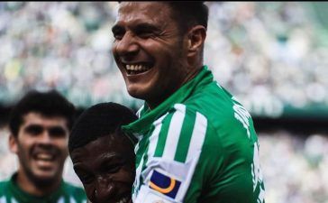 Joaquín Sánchez celebrando un gol con Emerson