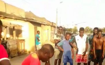 Malabarista africano dando patadas a pelota de tenis